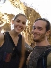 Marie und ich, erschöpft bei den Höhlen