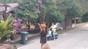 Karin beim Hornbills füttern