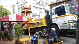 Ein Hindu Schrein in Little India wird abgeladen